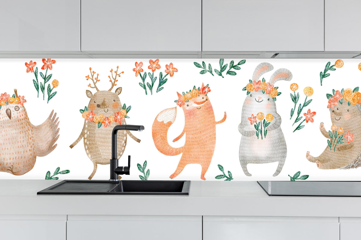 Küche - Waldtiere mit Blumen und Blättern hinter weißen Hochglanz-Küchenregalen und schwarzem Wasserhahn