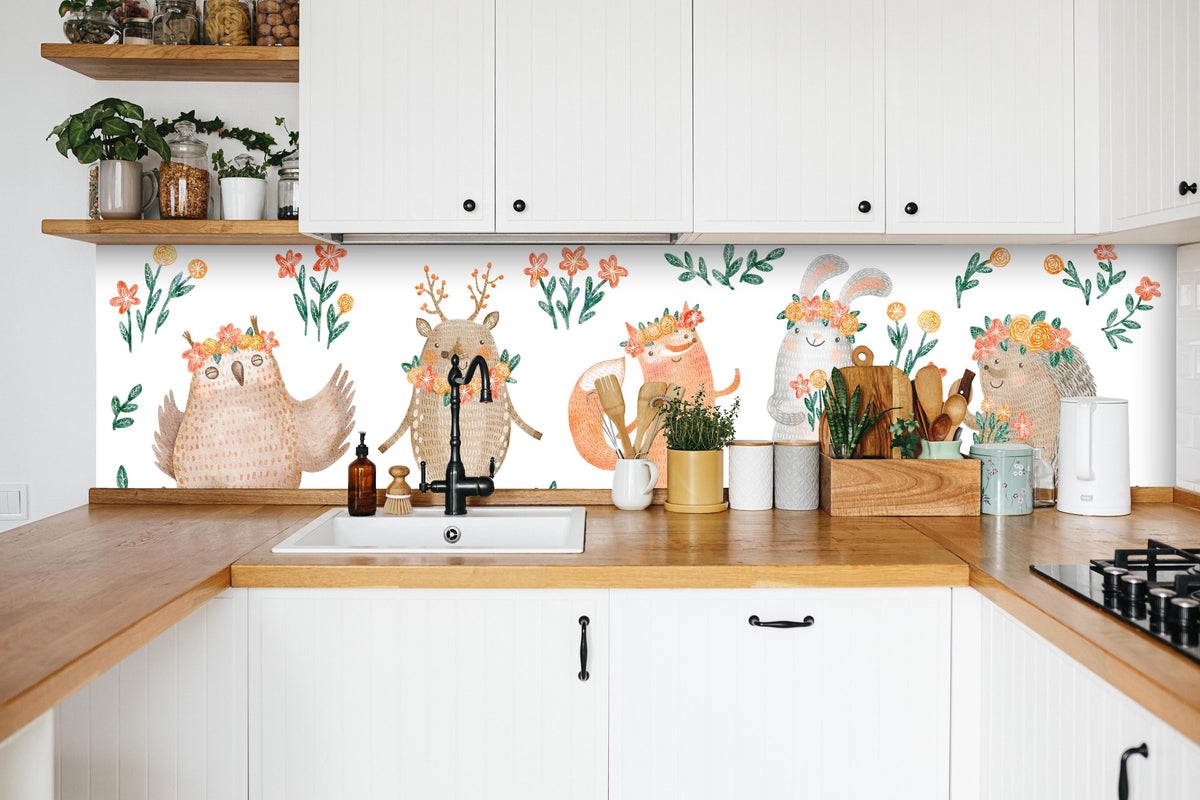 Küche - Waldtiere mit Blumen und Blättern in weißer Küche hinter Gewürzen und Kochlöffeln aus Holz