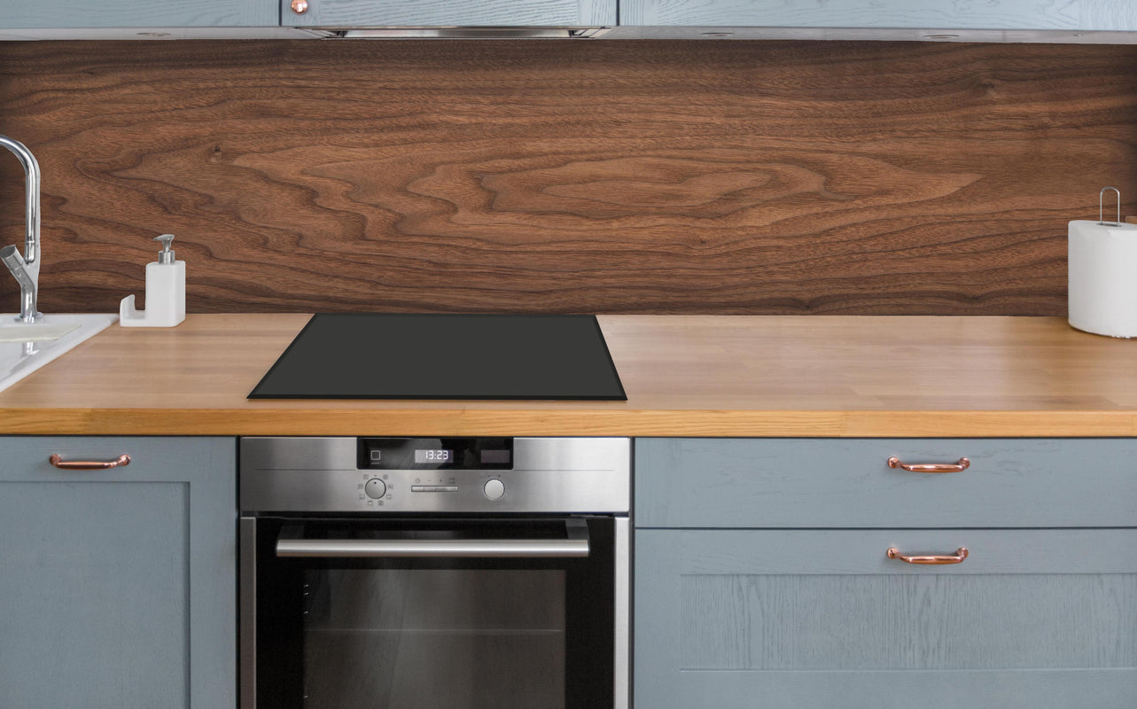 Küche - Walnussholz Matt über polierter Holzarbeitsplatte mit Cerankochfeld