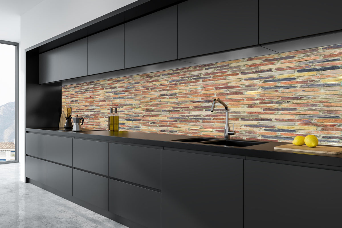 Küche - Wand aus farbigen Ziegeln in tiefschwarzer matt-premium Einbauküche