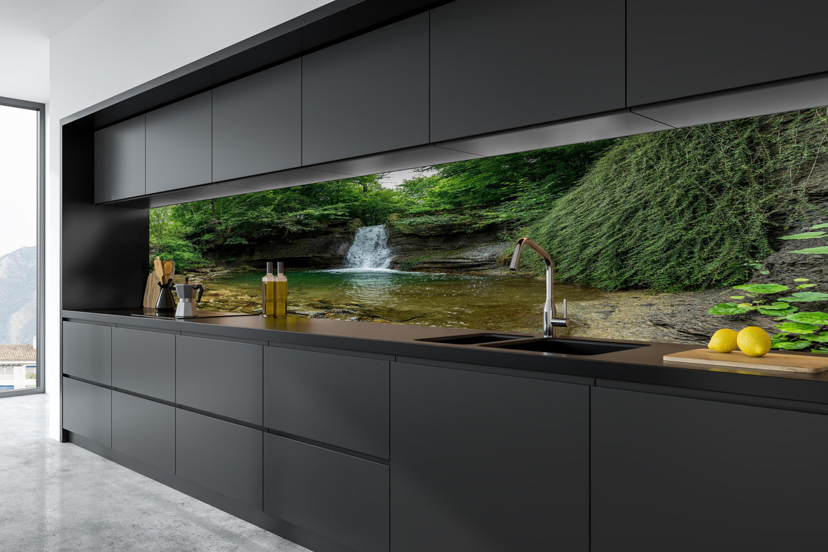 Küche - Wasserfall im Wald - Utopie in tiefschwarzer matt-premium Einbauküche