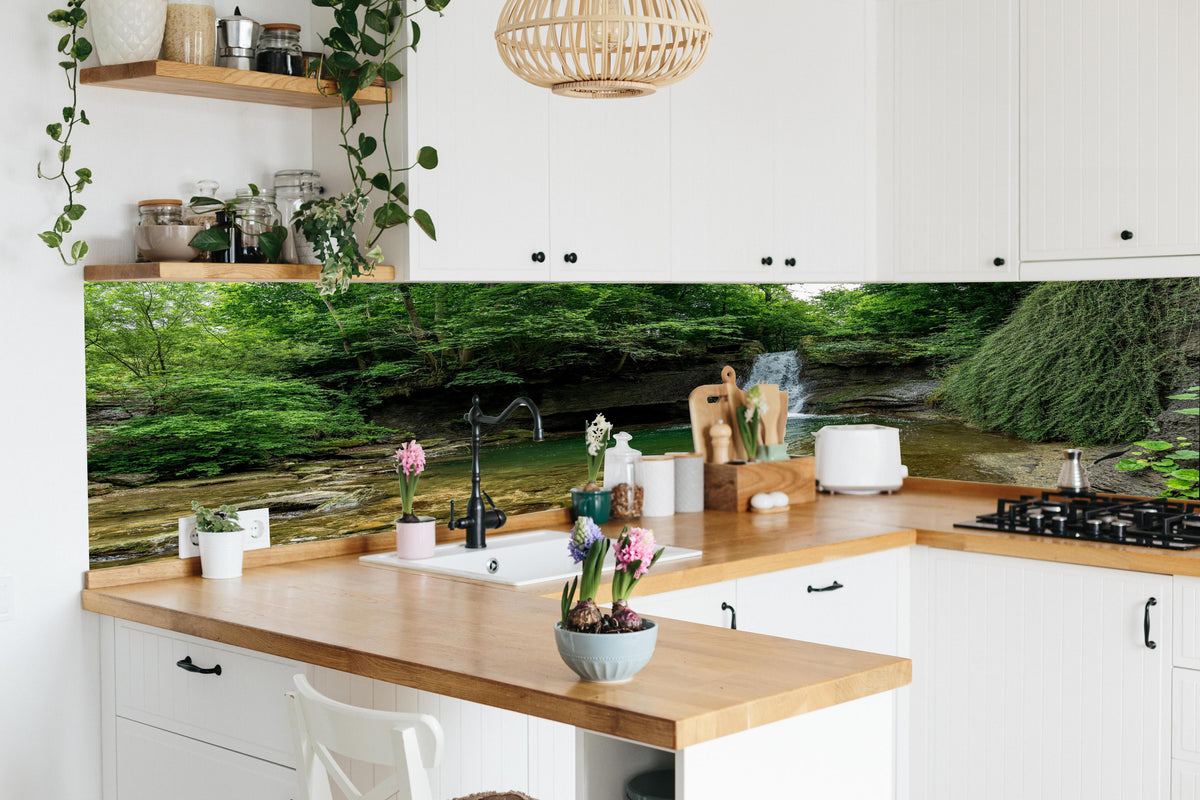 Küche - Wasserfall im Wald - Utopie in lebendiger Küche mit bunten Blumen