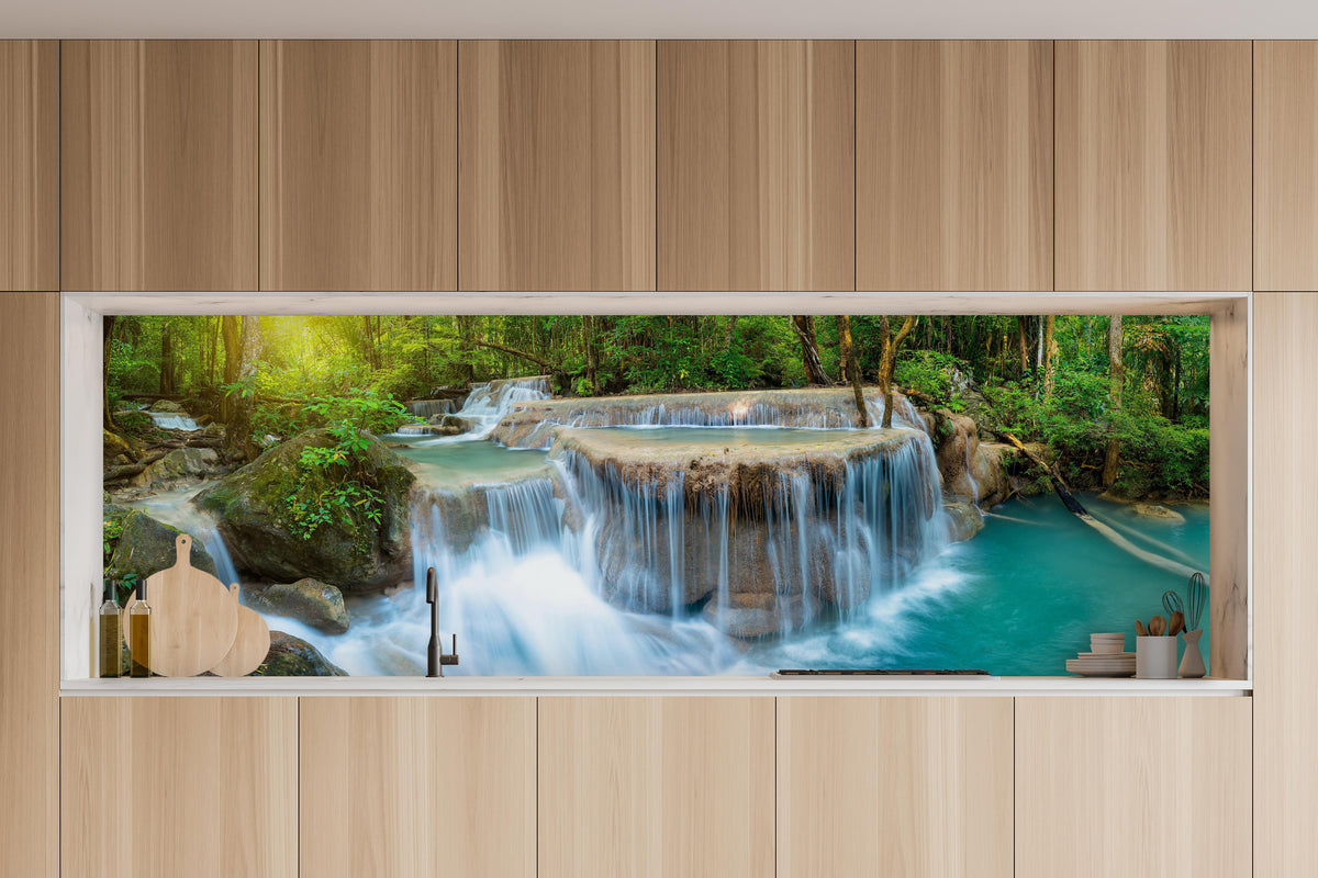 Küche - Wasserfall im Wald von Thailand in charakteristischer Vollholz-Küche mit modernem Gasherd
