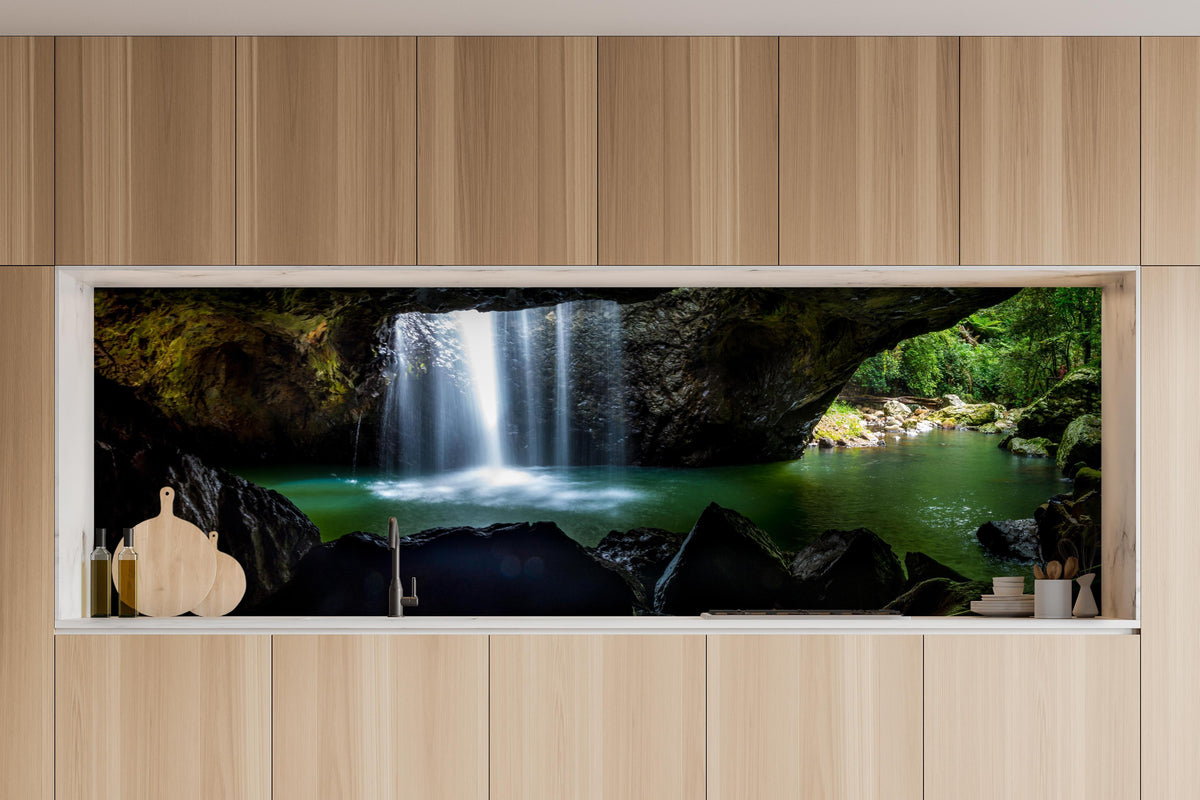 Küche - Wasserfall in der Höhle in charakteristischer Vollholz-Küche mit modernem Gasherd