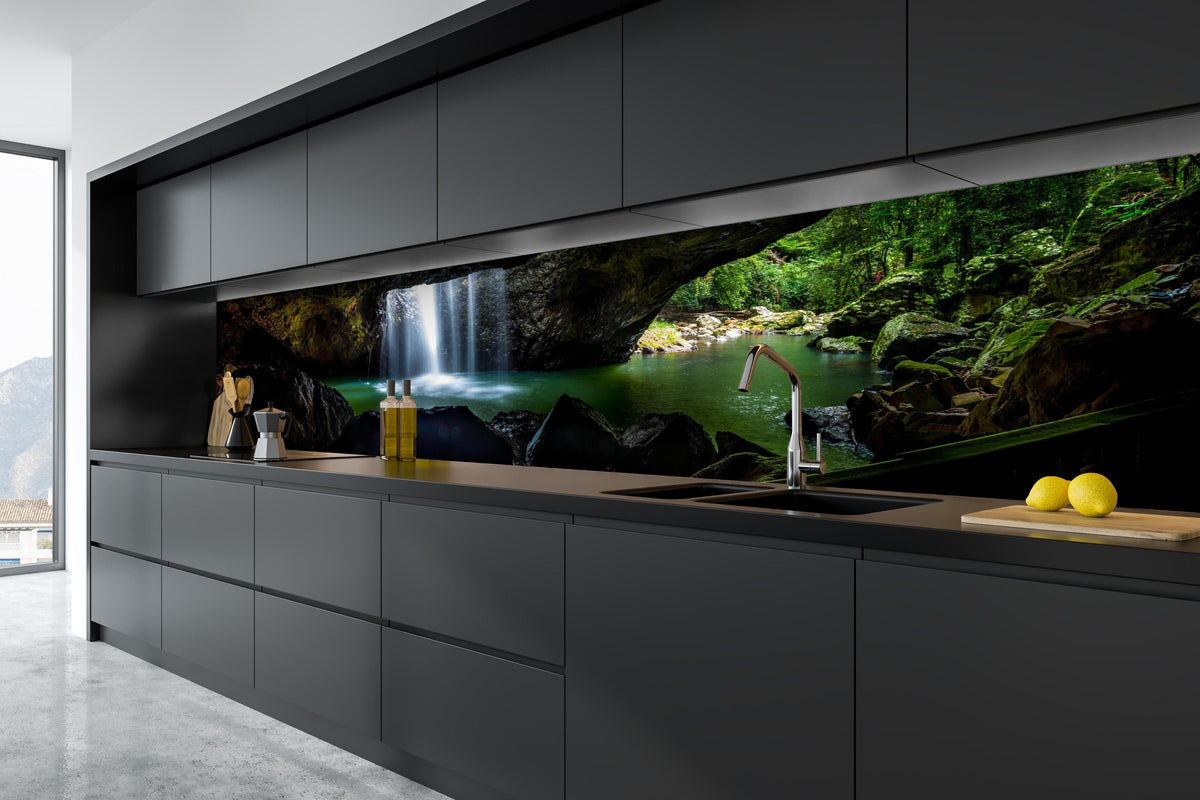 Küche - Wasserfall in der Höhle in tiefschwarzer matt-premium Einbauküche