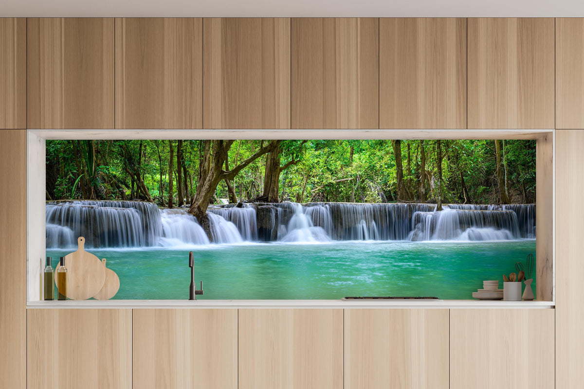 Küche - Wasserfall tief im tropischen Wald in charakteristischer Vollholz-Küche mit modernem Gasherd