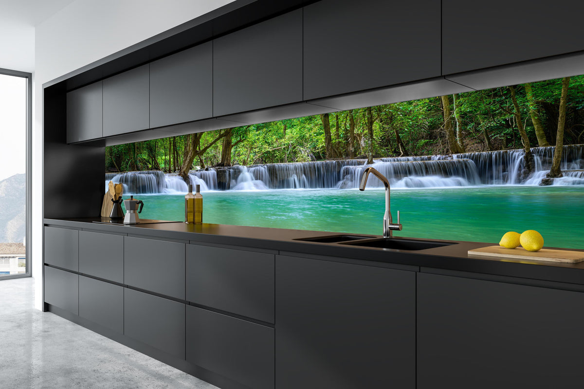 Küche - Wasserfall tief im tropischen Wald in tiefschwarzer matt-premium Einbauküche