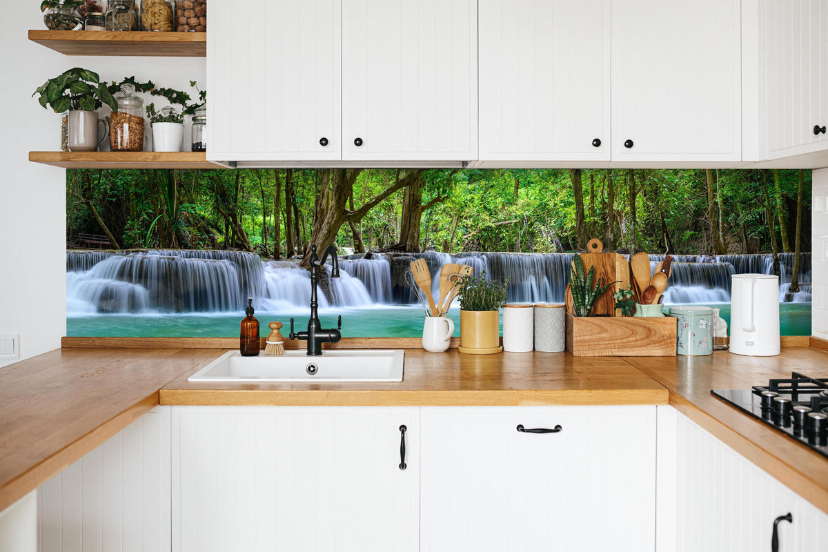 Küche - Wasserfall tief im tropischen Wald in weißer Küche hinter Gewürzen und Kochlöffeln aus Holz