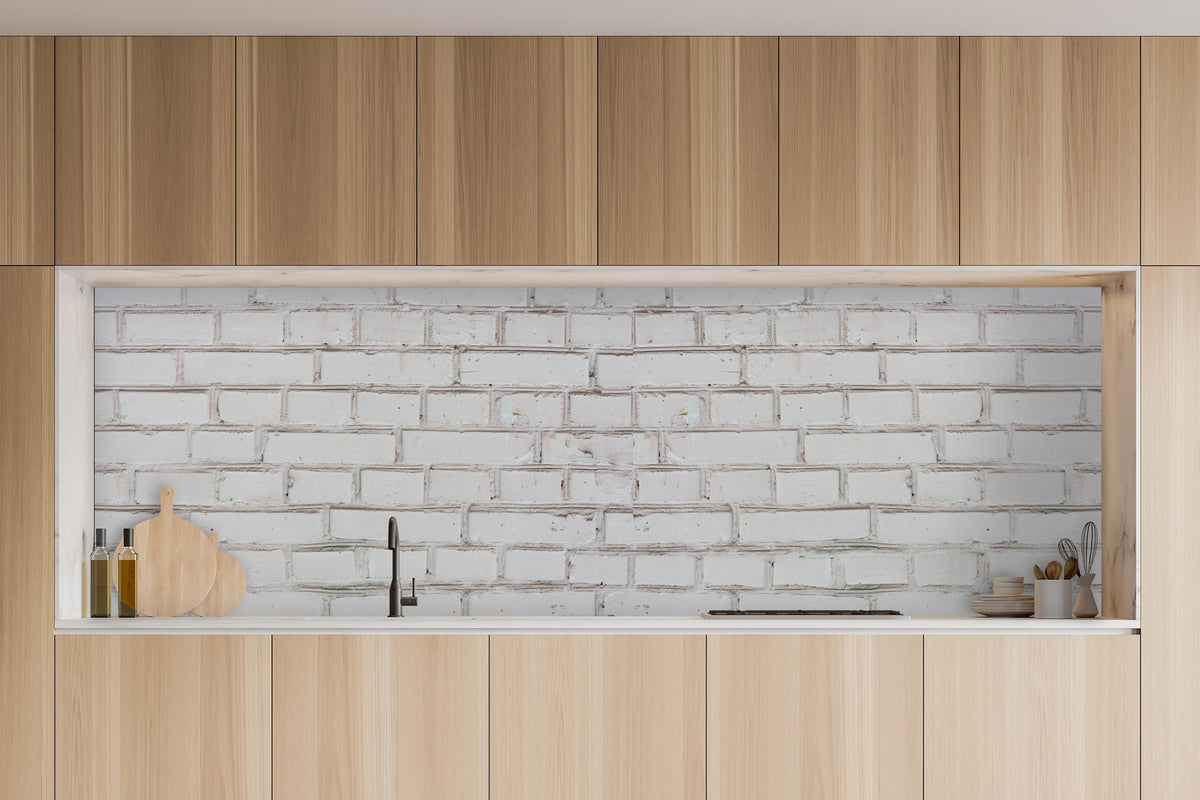 Küche - Weiß-Beige Ziegelsteinmauer in charakteristischer Vollholz-Küche mit modernem Gasherd