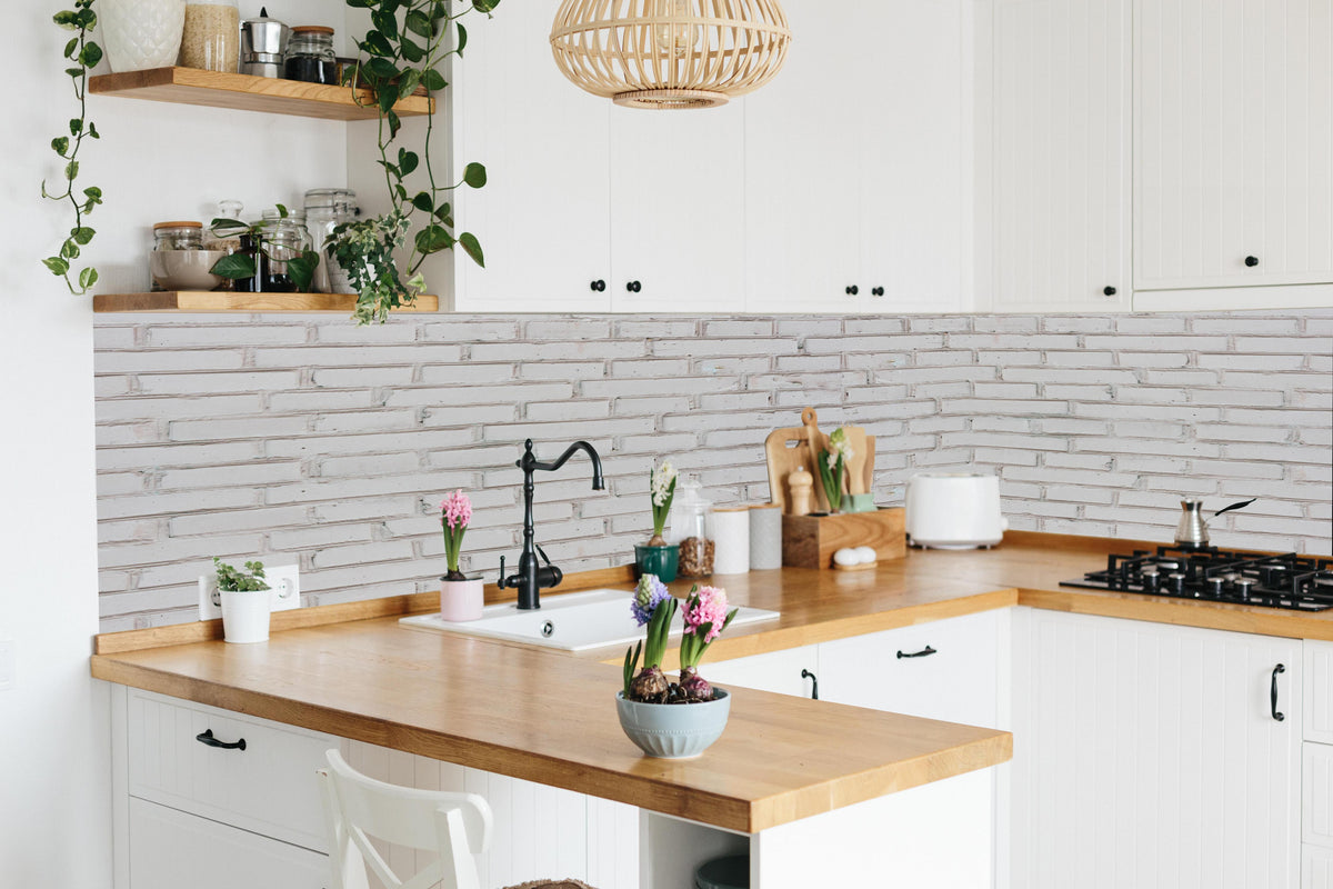 Küche - Weiß-Beige Ziegelsteinmauer in lebendiger Küche mit bunten Blumen