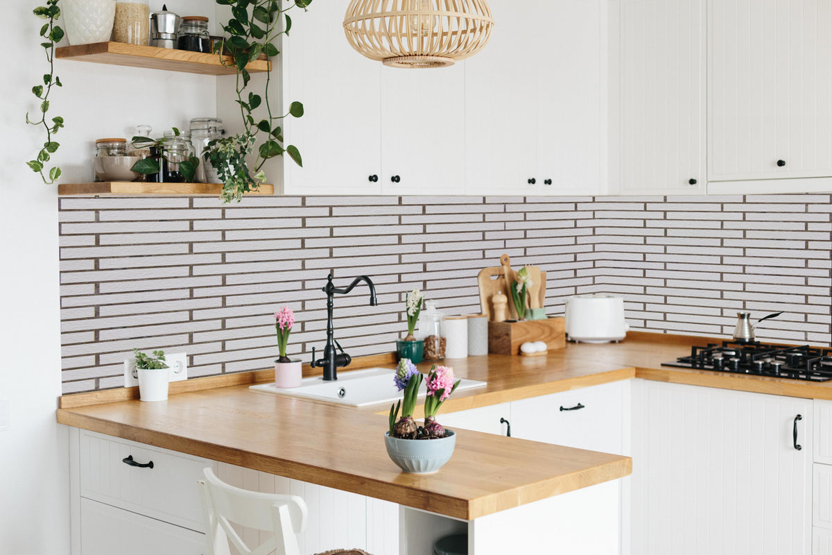 Küche - Weiß-Brauner Backsteinmauer in lebendiger Küche mit bunten Blumen