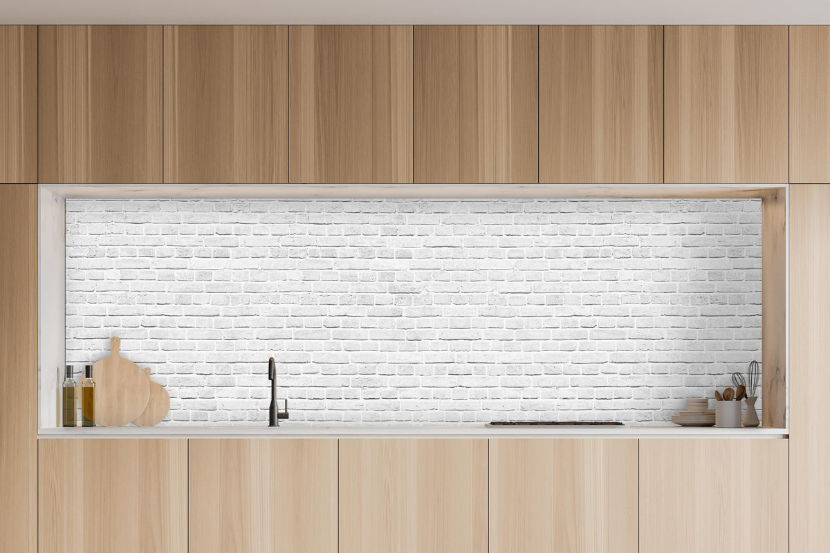 Küche - Weiß-Graue Backsteinmauer in charakteristischer Vollholz-Küche mit modernem Gasherd