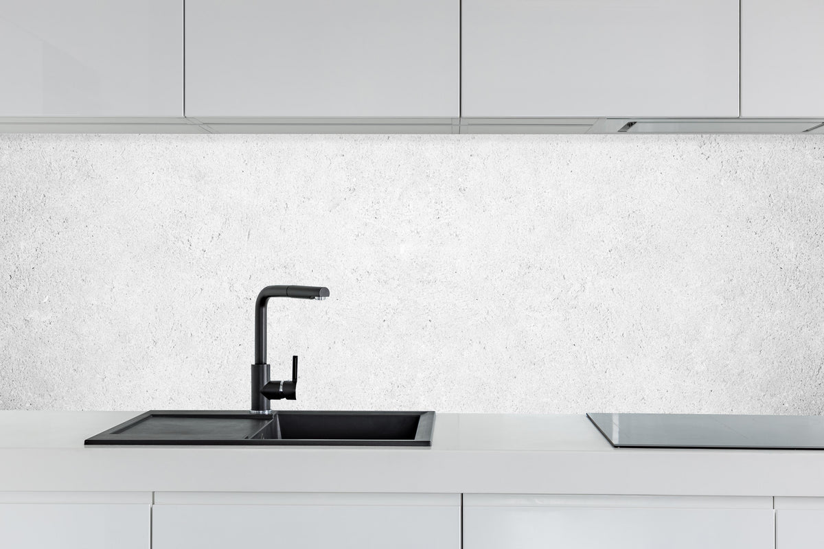 Küche - Weiss-Grauer Kalkstein hinter weißen Hochglanz-Küchenregalen und schwarzem Wasserhahn