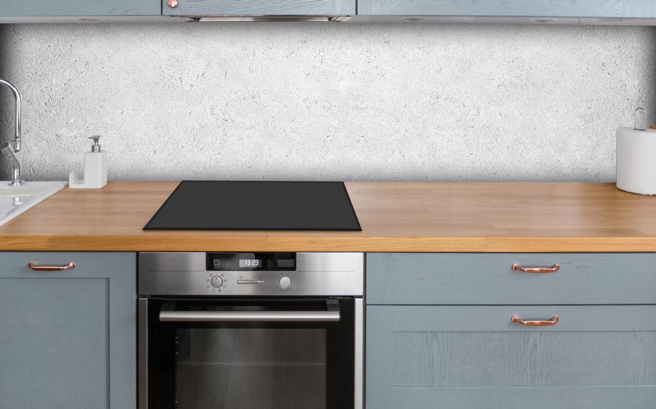 Küche - Weiss-Grauer Kalkstein über polierter Holzarbeitsplatte mit Cerankochfeld