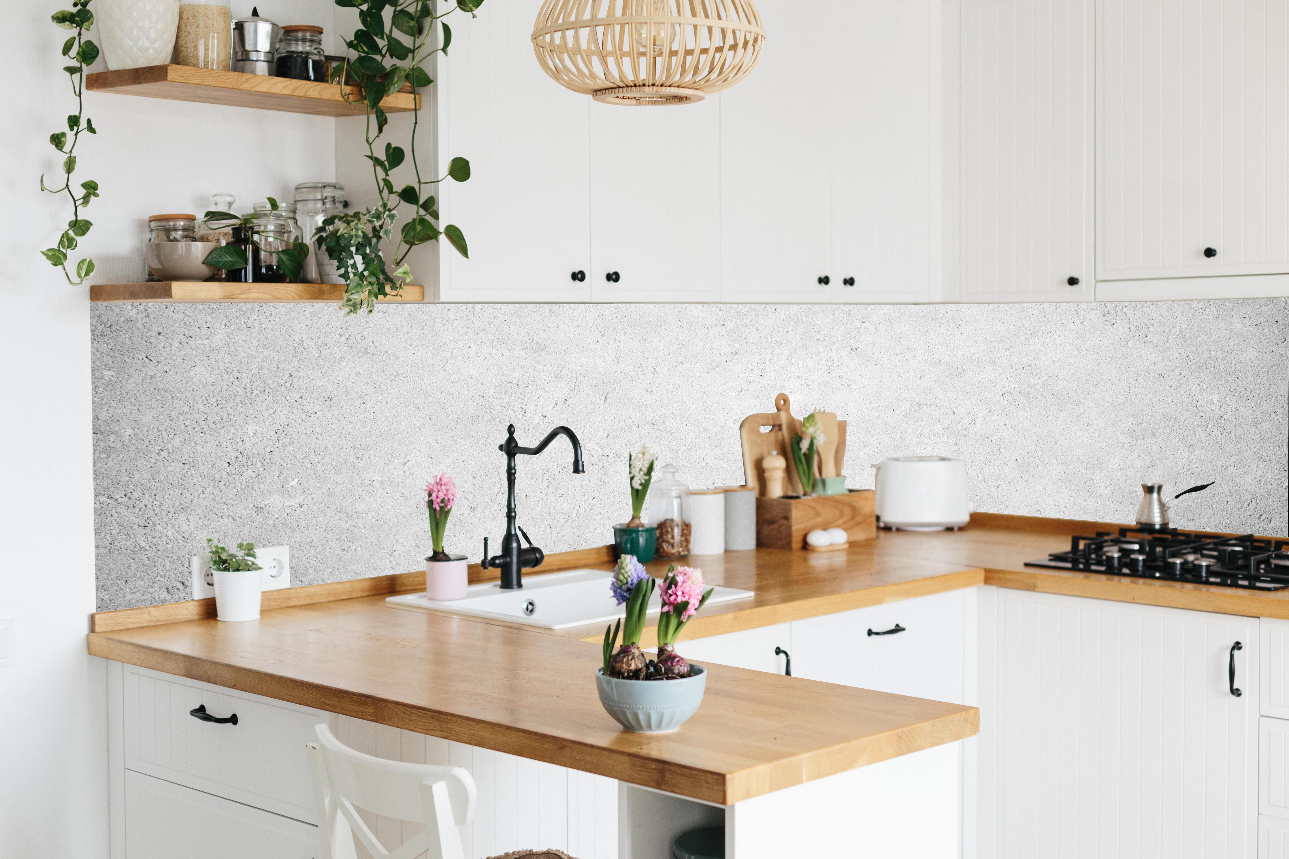 Küche - Weiss-Grauer Kalkstein in lebendiger Küche mit bunten Blumen