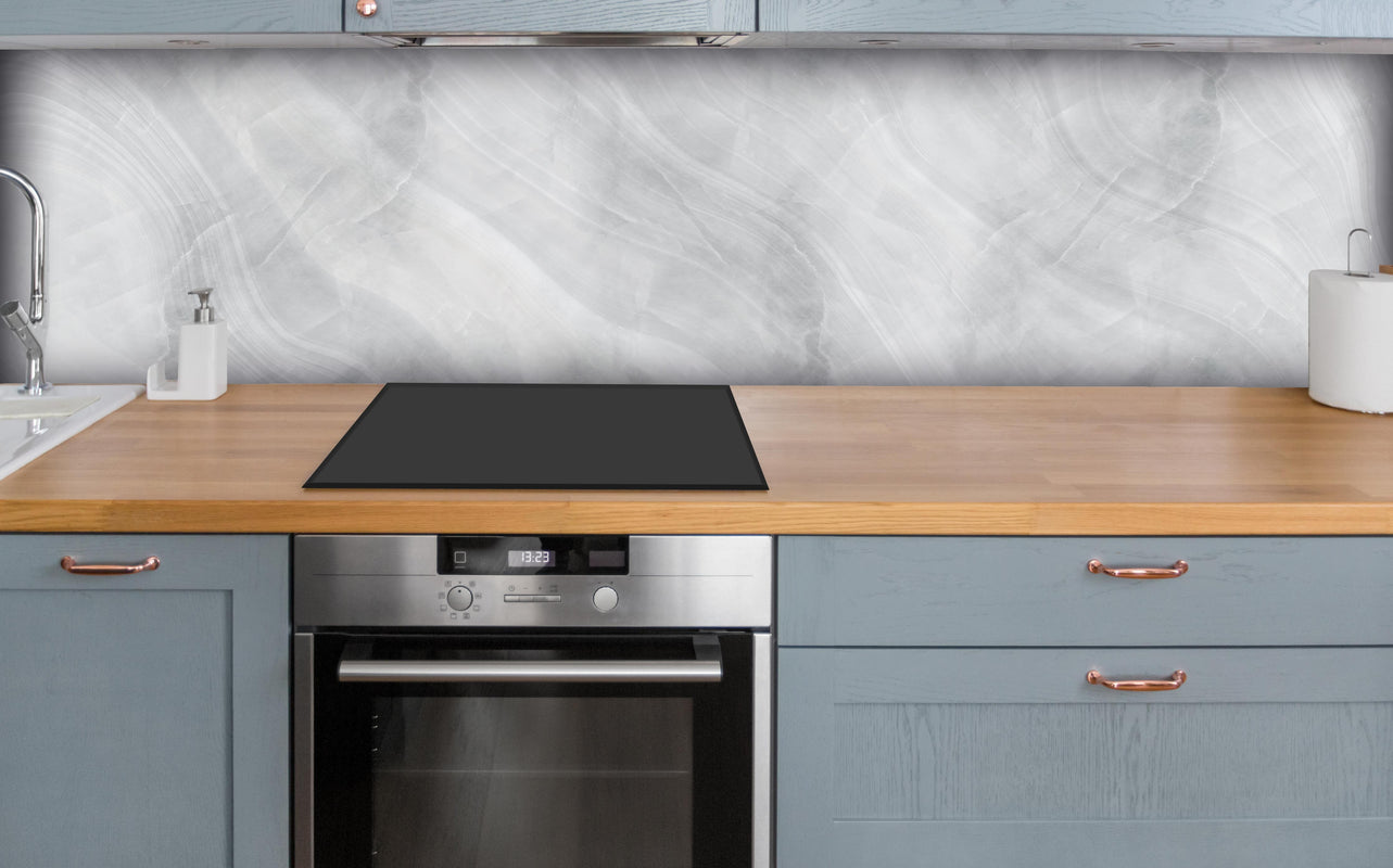 Küche - Weiß-Grauer Marmor über polierter Holzarbeitsplatte mit Cerankochfeld