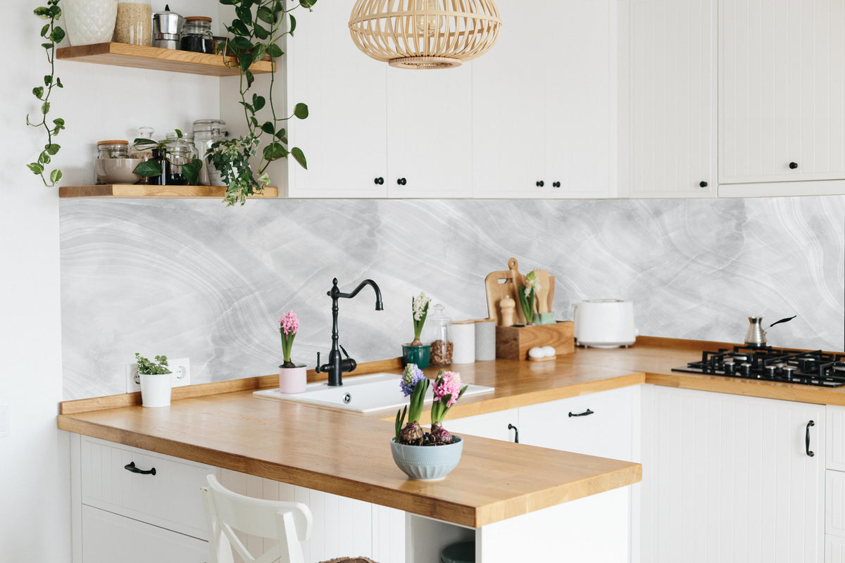 Küche - Weiß-Grauer Marmor in lebendiger Küche mit bunten Blumen