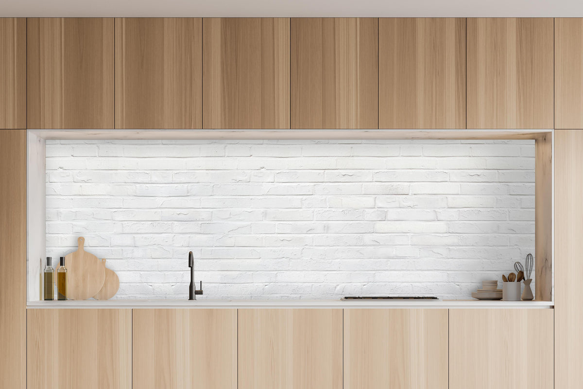 Küche - Weiß bemalte Steinmauer in charakteristischer Vollholz-Küche mit modernem Gasherd