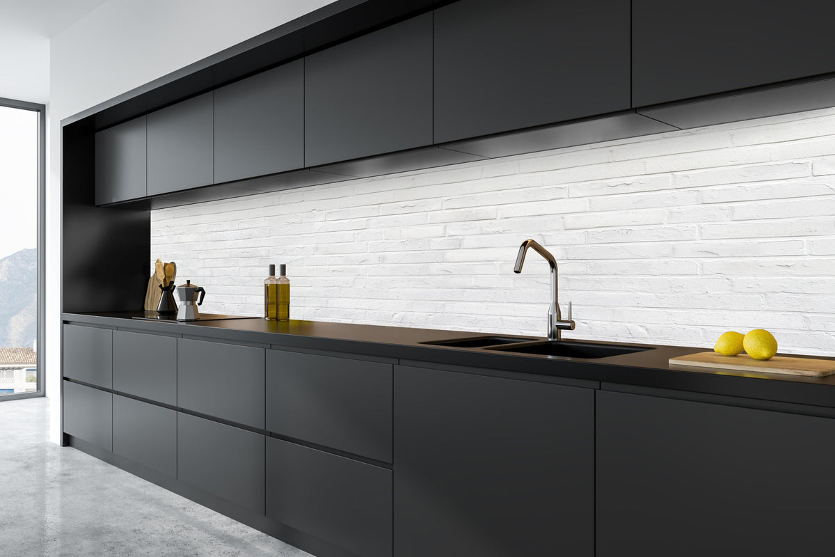 Küche - Weiß bemalte Steinmauer in tiefschwarzer matt-premium Einbauküche