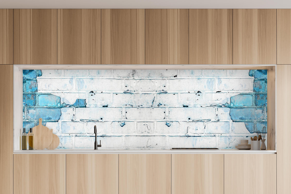 Küche - Weiß blau beschädigte Backsteinmauer in charakteristischer Vollholz-Küche mit modernem Gasherd