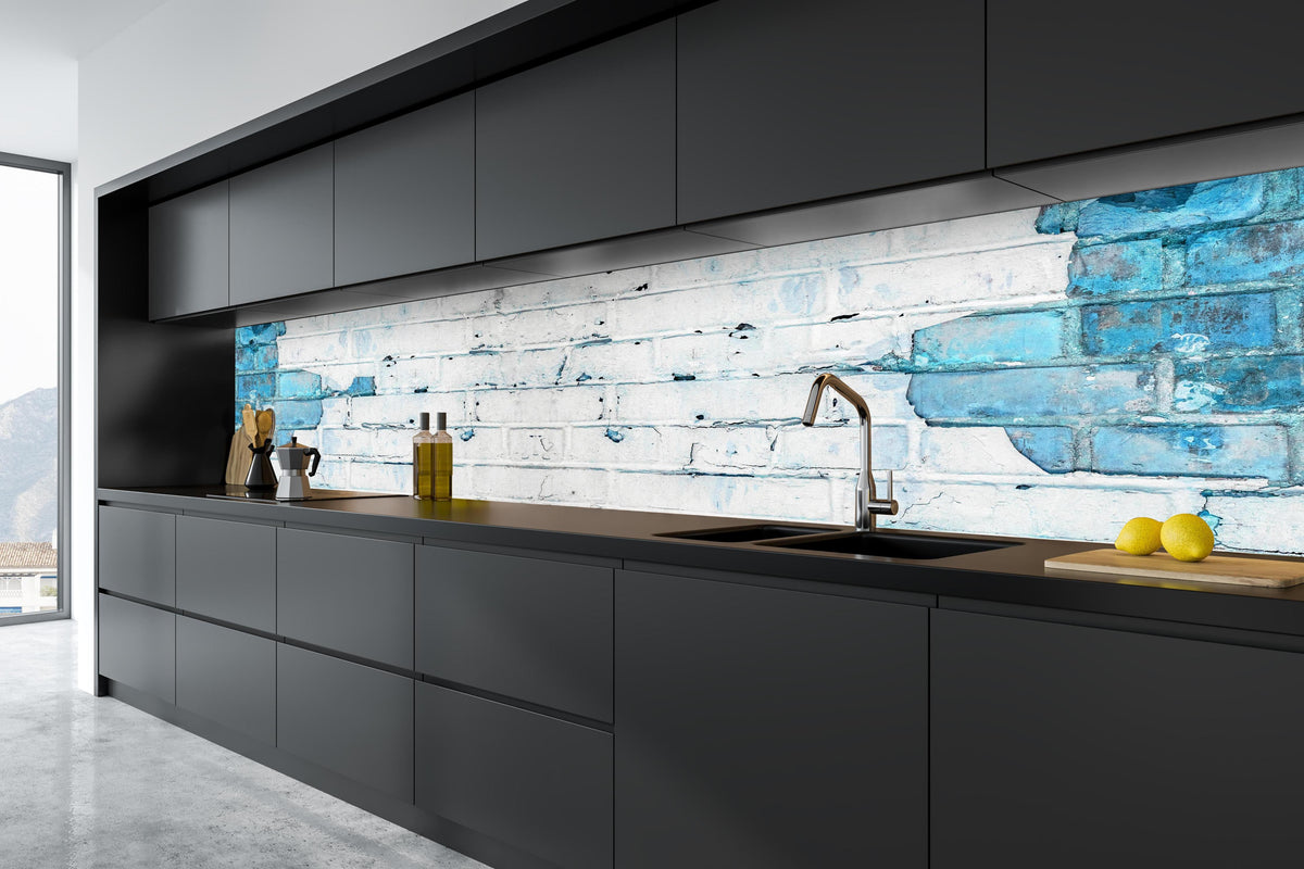Küche - Weiß blau beschädigte Backsteinmauer in tiefschwarzer matt-premium Einbauküche