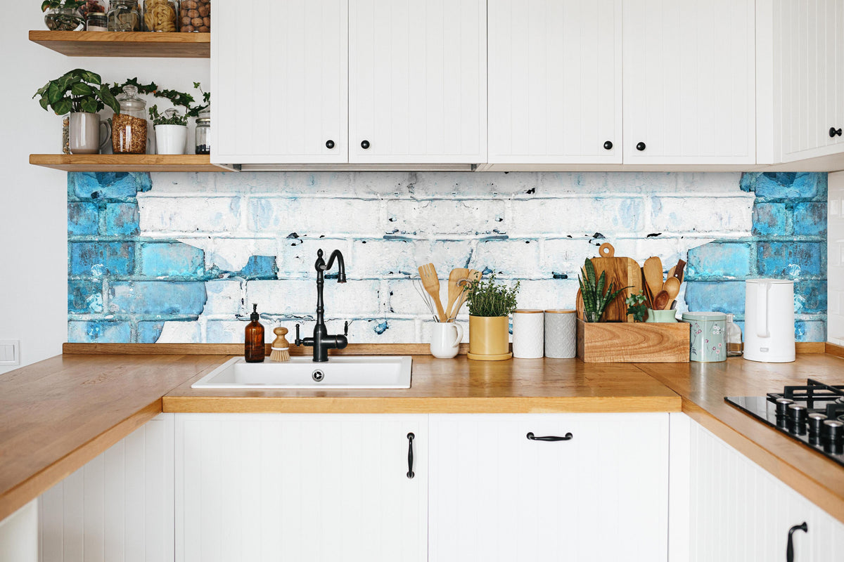 Küche - Weiß blau beschädigte Backsteinmauer in weißer Küche hinter Gewürzen und Kochlöffeln aus Holz
