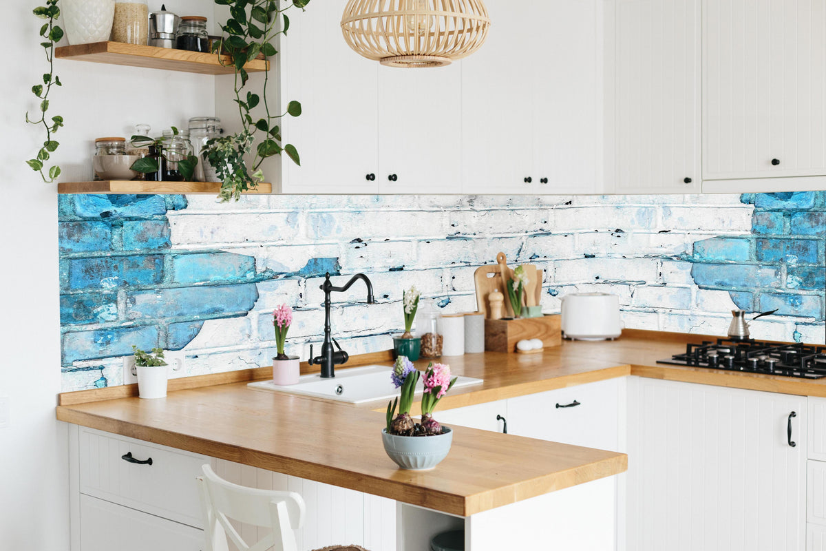 Küche - Weiß blau beschädigte Backsteinmauer in lebendiger Küche mit bunten Blumen