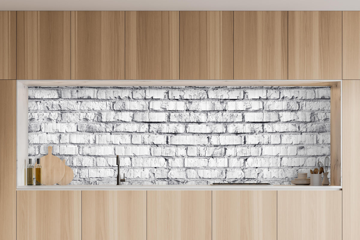Küche - Weiß gekalkte Ziegelmauer in charakteristischer Vollholz-Küche mit modernem Gasherd