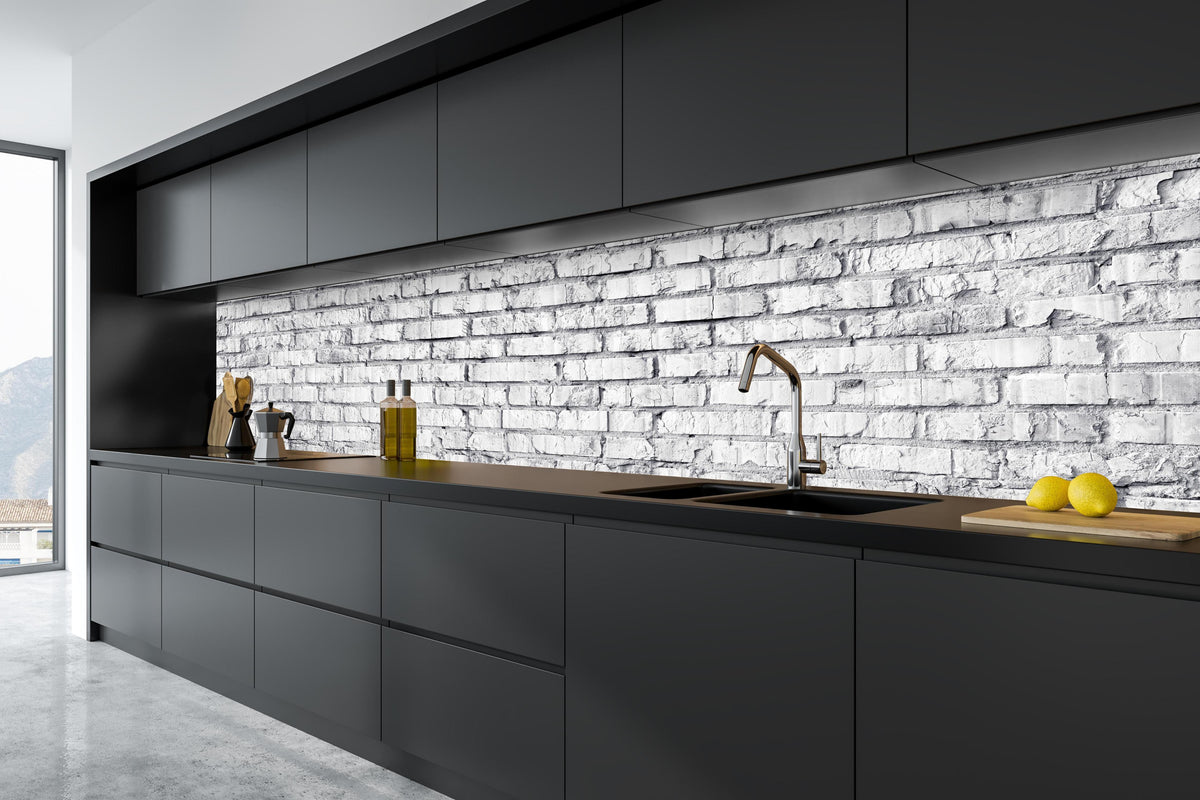 Küche - Weiß gekalkte Ziegelmauer in tiefschwarzer matt-premium Einbauküche