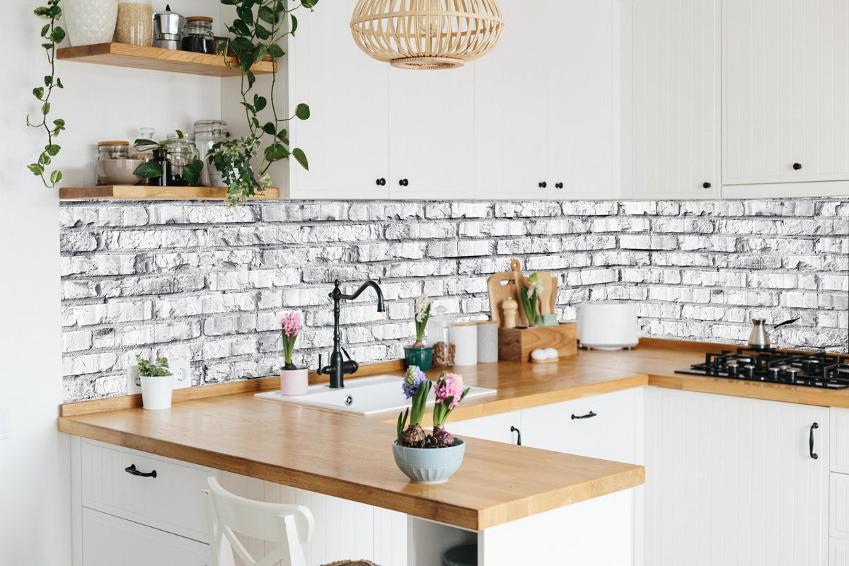 Küche - Weiß gekalkte Ziegelmauer in lebendiger Küche mit bunten Blumen