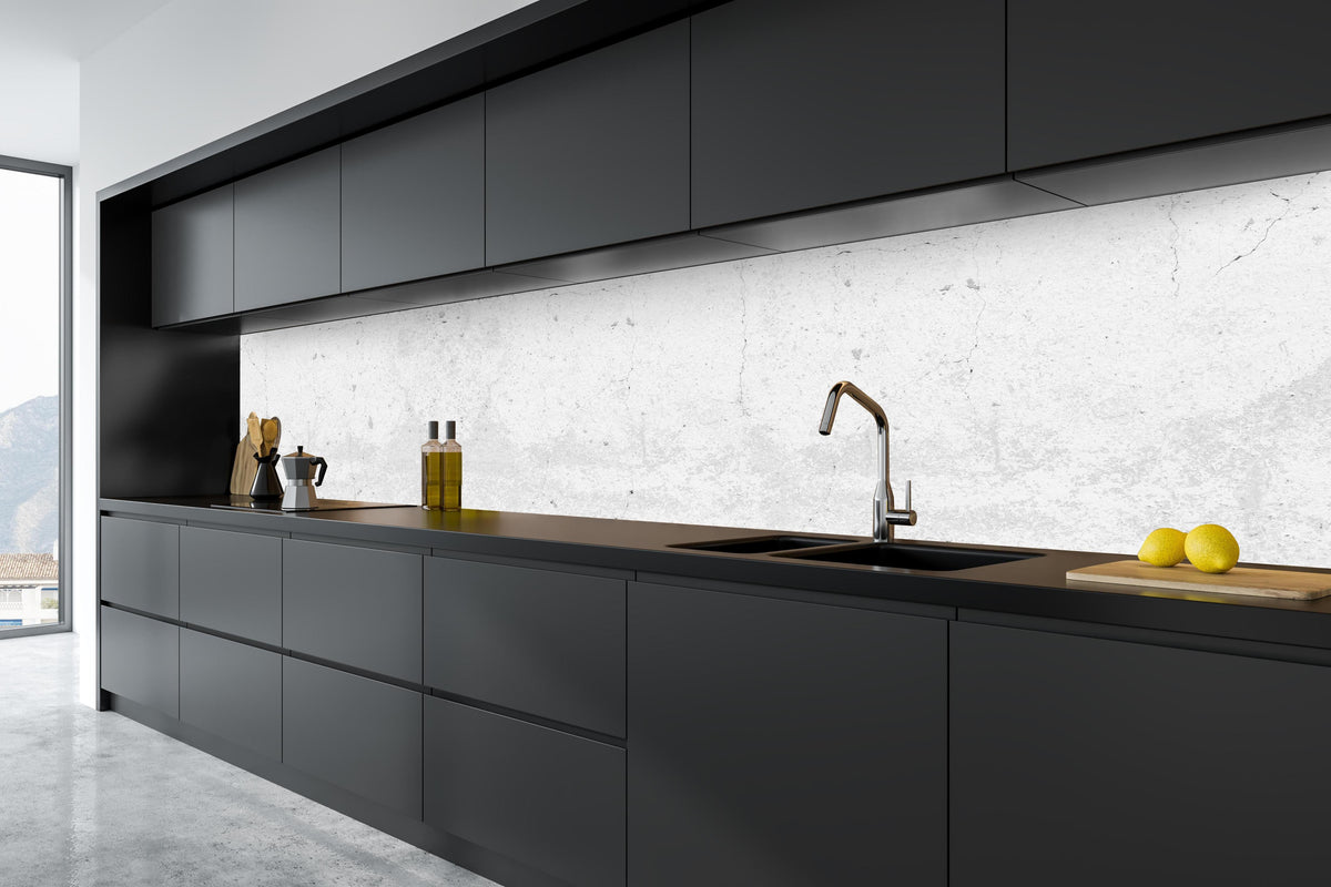 Küche - Weiß getünchte alte Betonwand in tiefschwarzer matt-premium Einbauküche