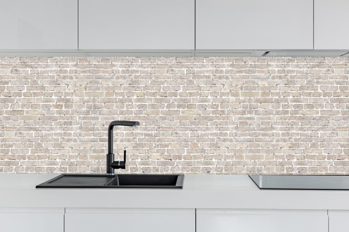 Küche - Weiß gewaschenes altes Mauerpanorama hinter weißen Hochglanz-Küchenregalen und schwarzem Wasserhahn