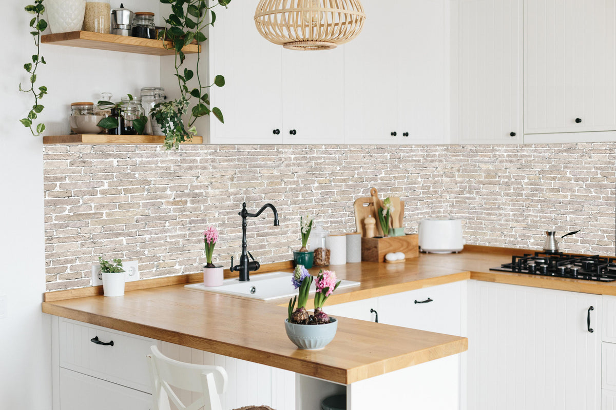 Küche - Weiß gewaschenes altes Mauerpanorama in lebendiger Küche mit bunten Blumen