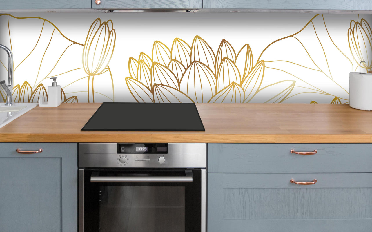 Küche - Weiß-goldene Blüten über polierter Holzarbeitsplatte mit Cerankochfeld