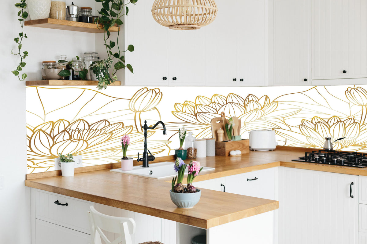 Küche - Weiß-goldene Blüten in lebendiger Küche mit bunten Blumen