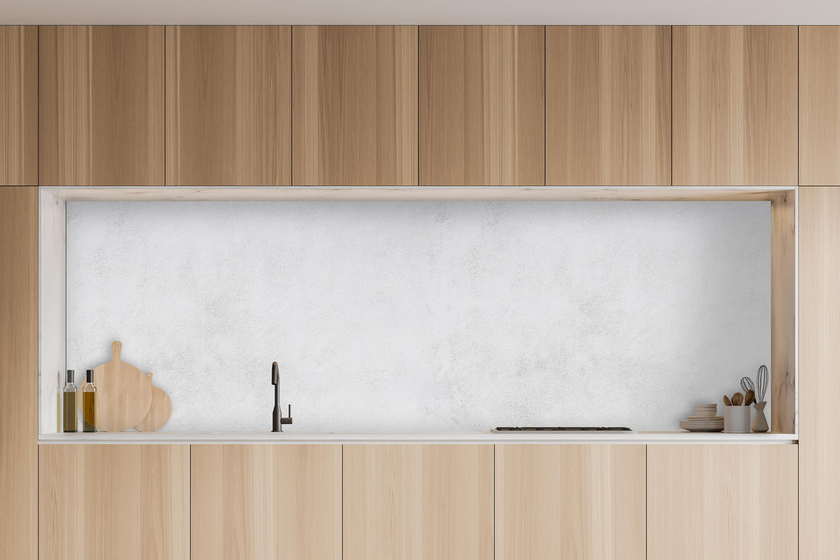 Küche - Weiß-gräuliche Betonwand in charakteristischer Vollholz-Küche mit modernem Gasherd