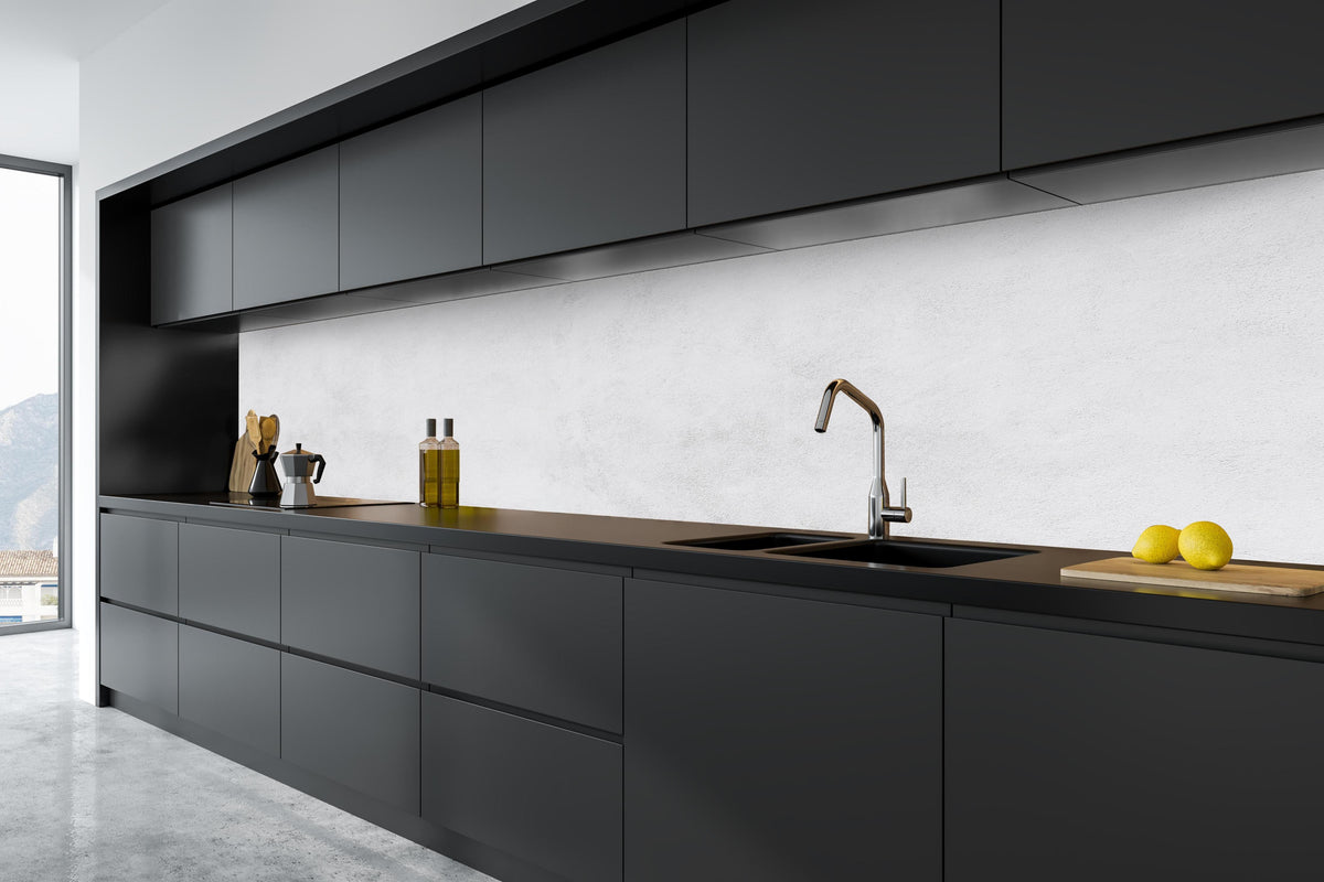 Küche - Weiß-gräuliche Betonwand in tiefschwarzer matt-premium Einbauküche