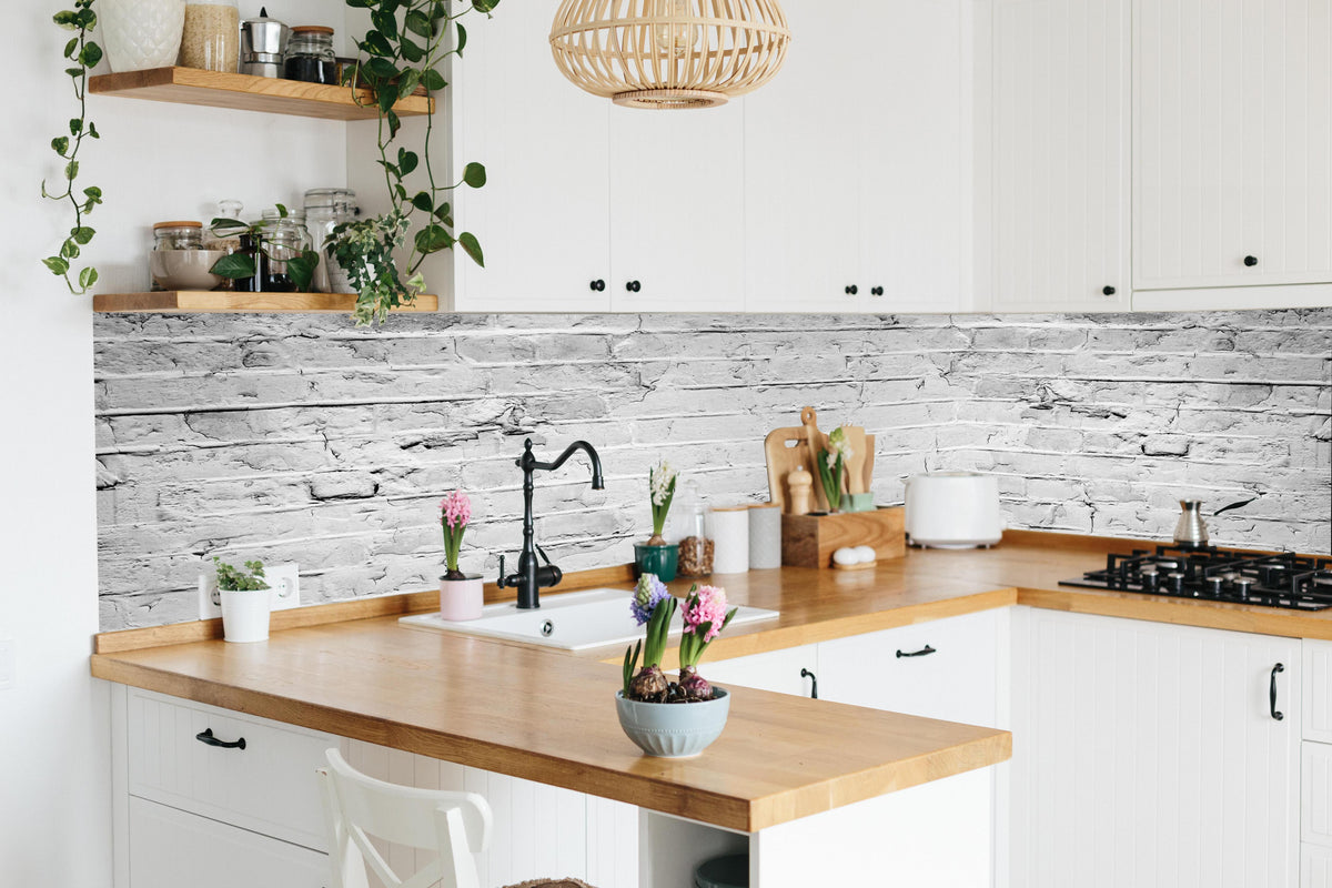 Küche - Weiß grau beschädigte Backstein Wand in lebendiger Küche mit bunten Blumen