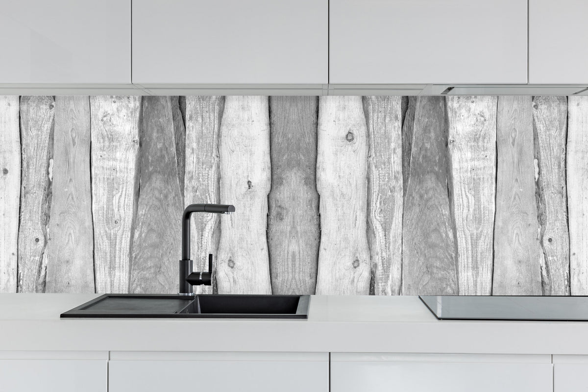 Küche - Weiß grau gestrichene Holzstruktur hinter weißen Hochglanz-Küchenregalen und schwarzem Wasserhahn