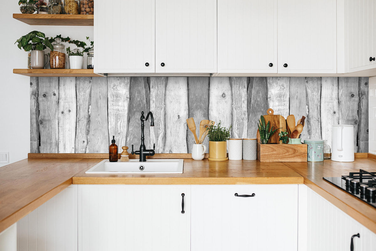Küche - Weiß grau gestrichene Holzstruktur in weißer Küche hinter Gewürzen und Kochlöffeln aus Holz