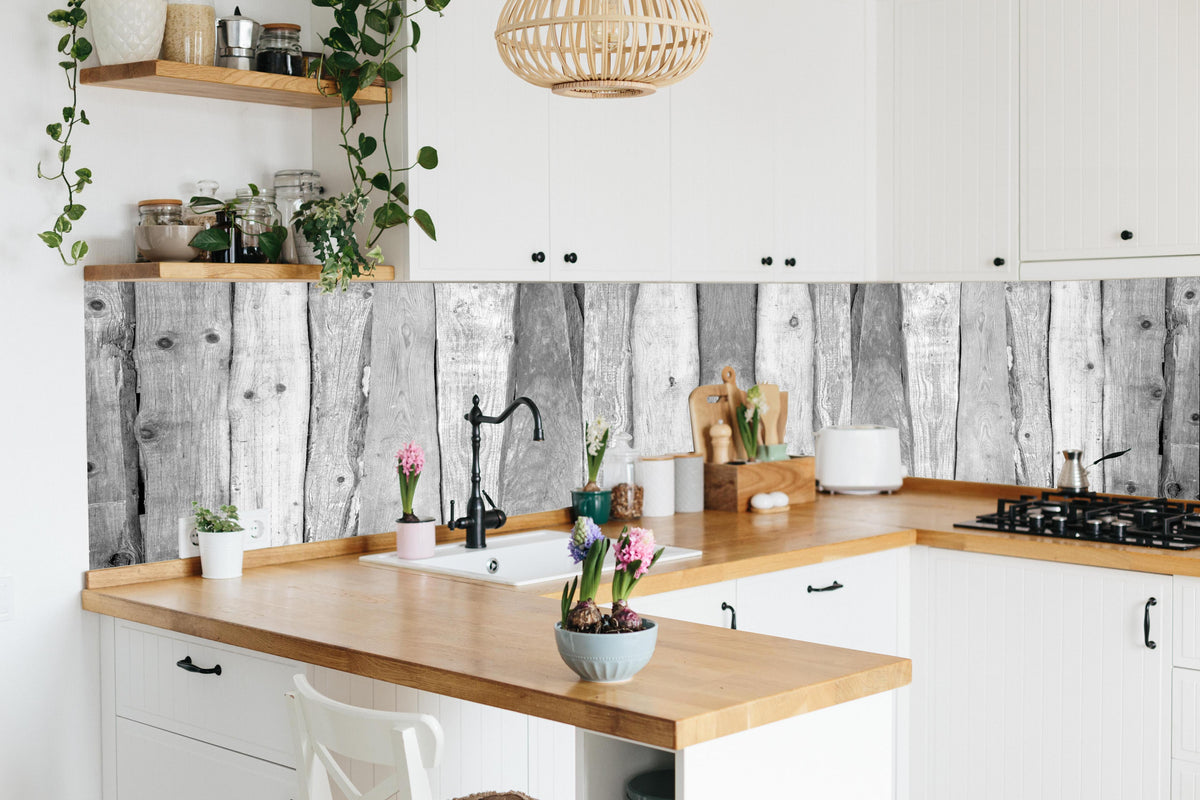 Küche - Weiß grau gestrichene Holzstruktur in lebendiger Küche mit bunten Blumen