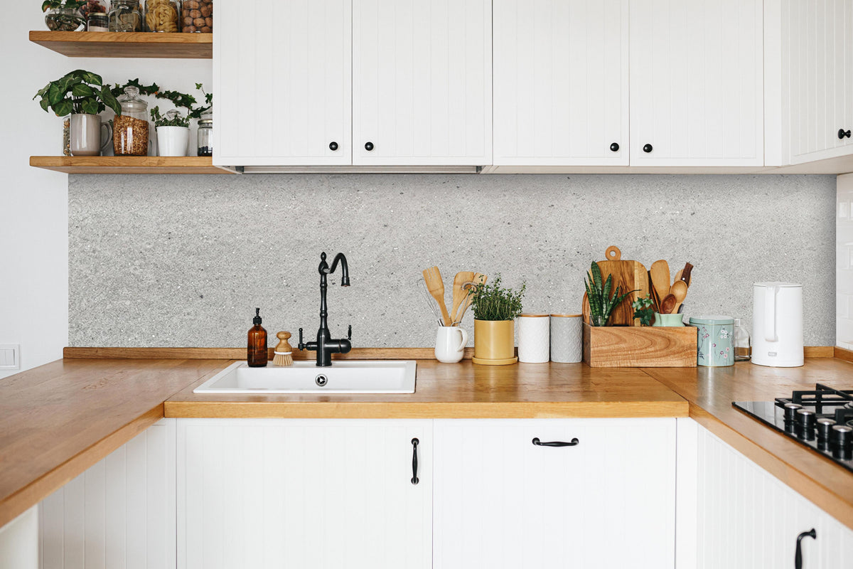 Küche - Weiß graue Betonwand 2 in weißer Küche hinter Gewürzen und Kochlöffeln aus Holz