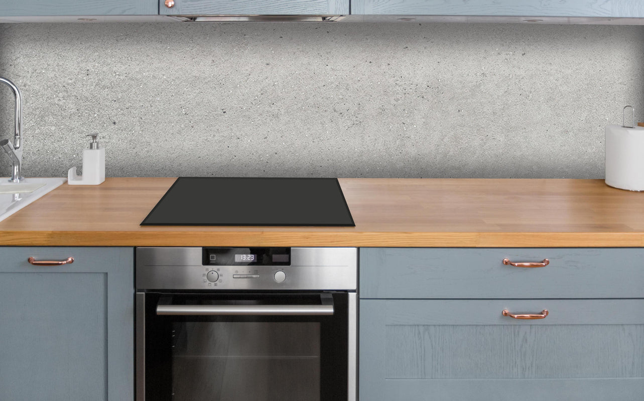 Küche - Weiß graue Betonwand 2 über polierter Holzarbeitsplatte mit Cerankochfeld
