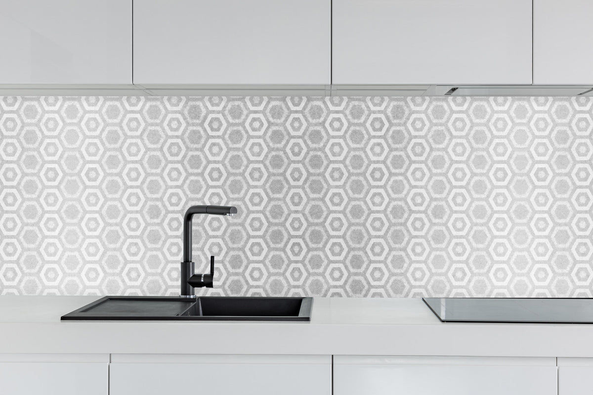 Küche - Weiß graue sechseckige Mustern hinter weißen Hochglanz-Küchenregalen und schwarzem Wasserhahn