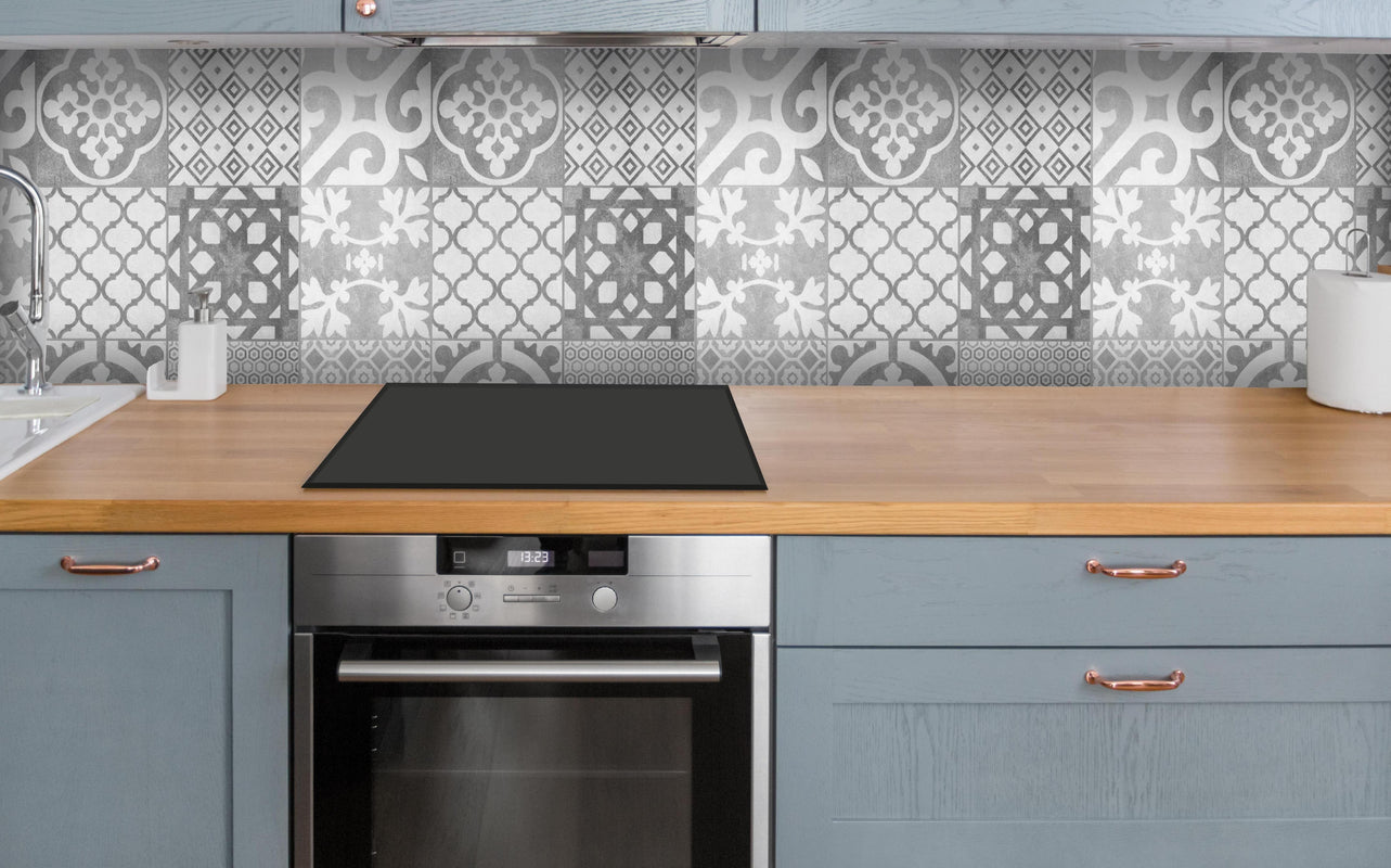 Küche - Weiß graue vintage Fliesen über polierter Holzarbeitsplatte mit Cerankochfeld