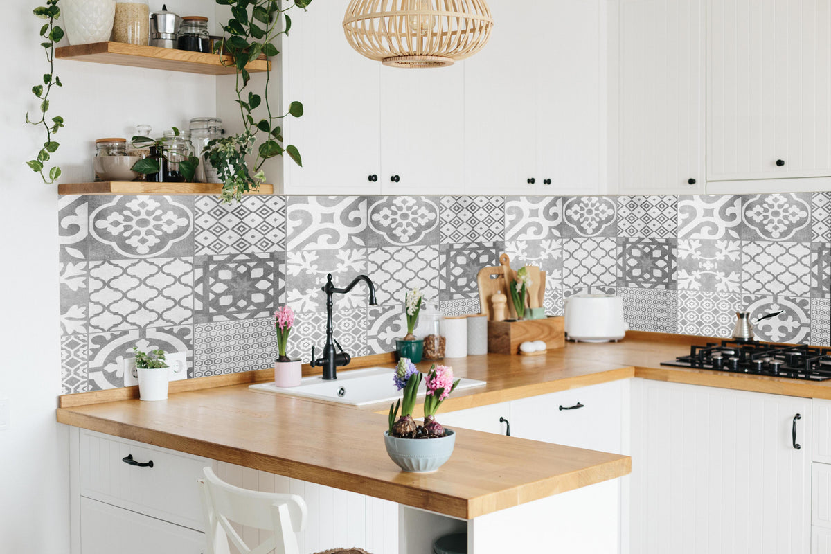 Küche - Weiß graue vintage Fliesen in lebendiger Küche mit bunten Blumen