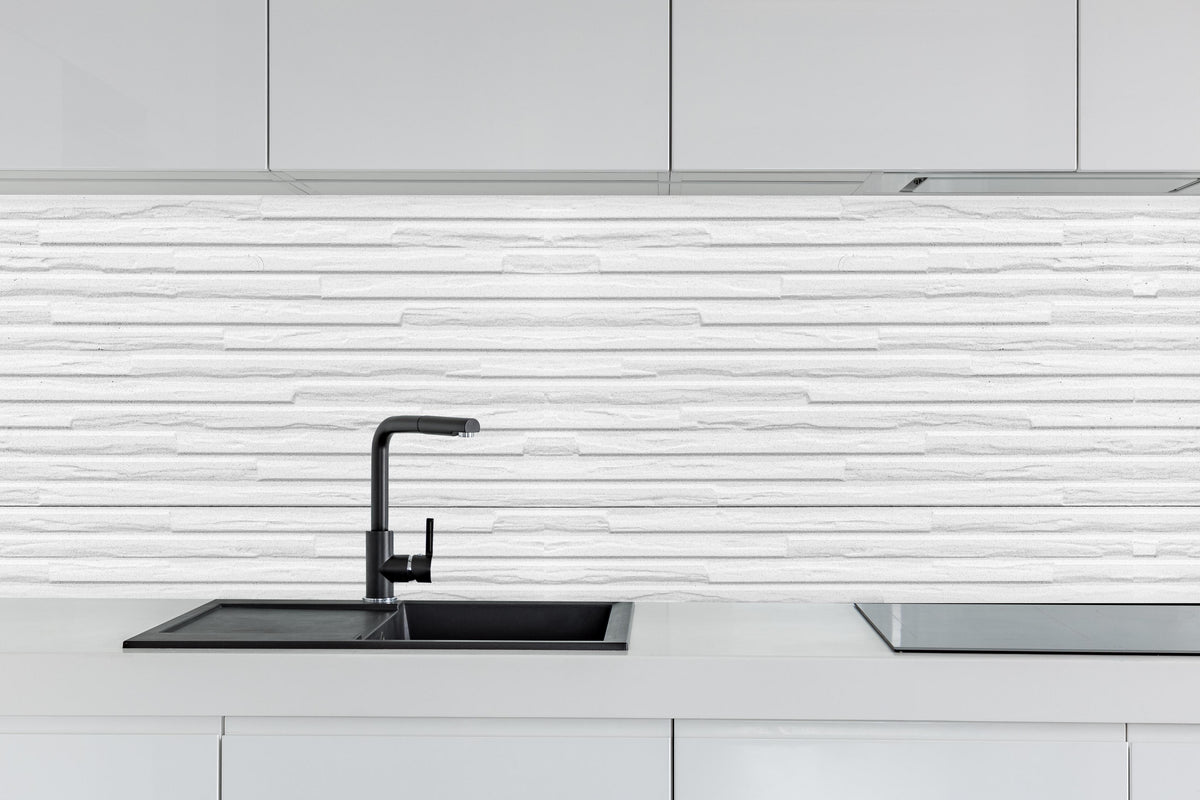 Küche - Weiß modernes Steinwand Muster hinter weißen Hochglanz-Küchenregalen und schwarzem Wasserhahn