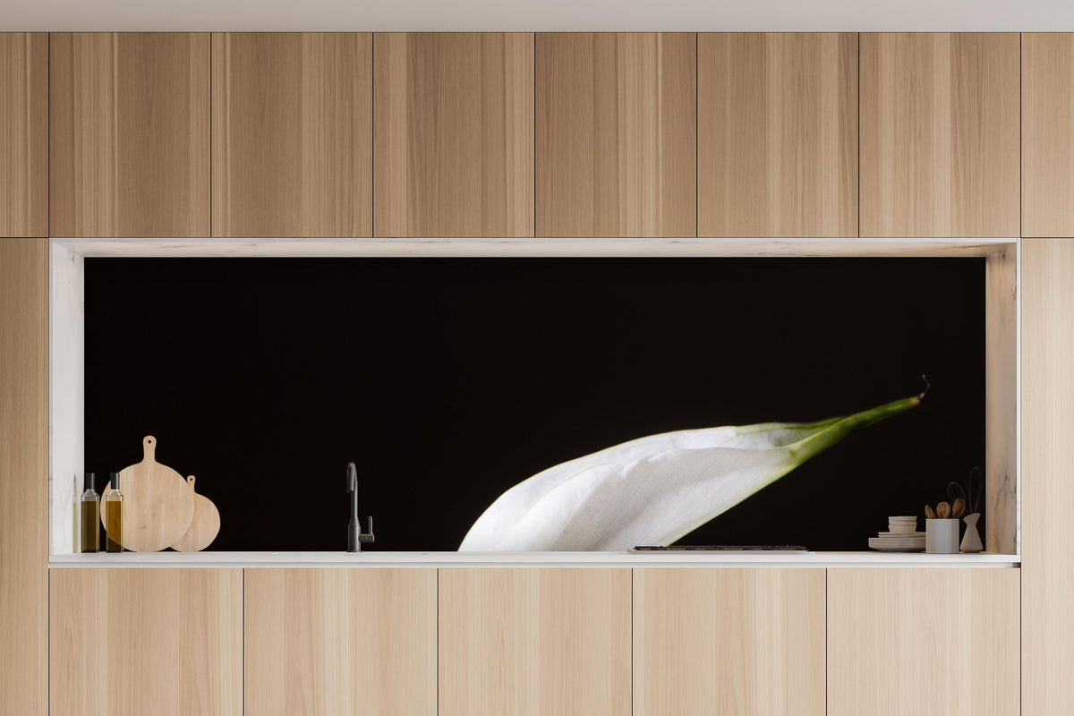 Küche - Weiße Blume auf schwarzem Hintergrund in charakteristischer Vollholz-Küche mit modernem Gasherd