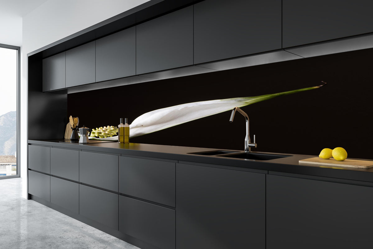 Küche - Weiße Blume auf schwarzem Hintergrund in tiefschwarzer matt-premium Einbauküche