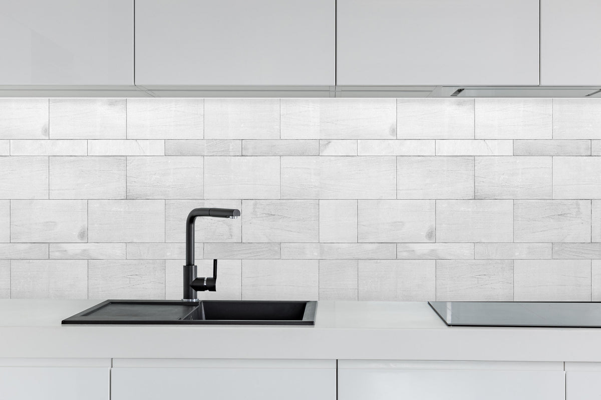 Küche - Weiße Granit Fliesen hinter weißen Hochglanz-Küchenregalen und schwarzem Wasserhahn